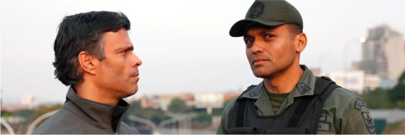 Leopoldo Lopez, que cumpria prisão domiciliar, ao lado de militar ao lado de base aérea em Caracas — Foto: Carlos Garcia Rawlins/Reuters